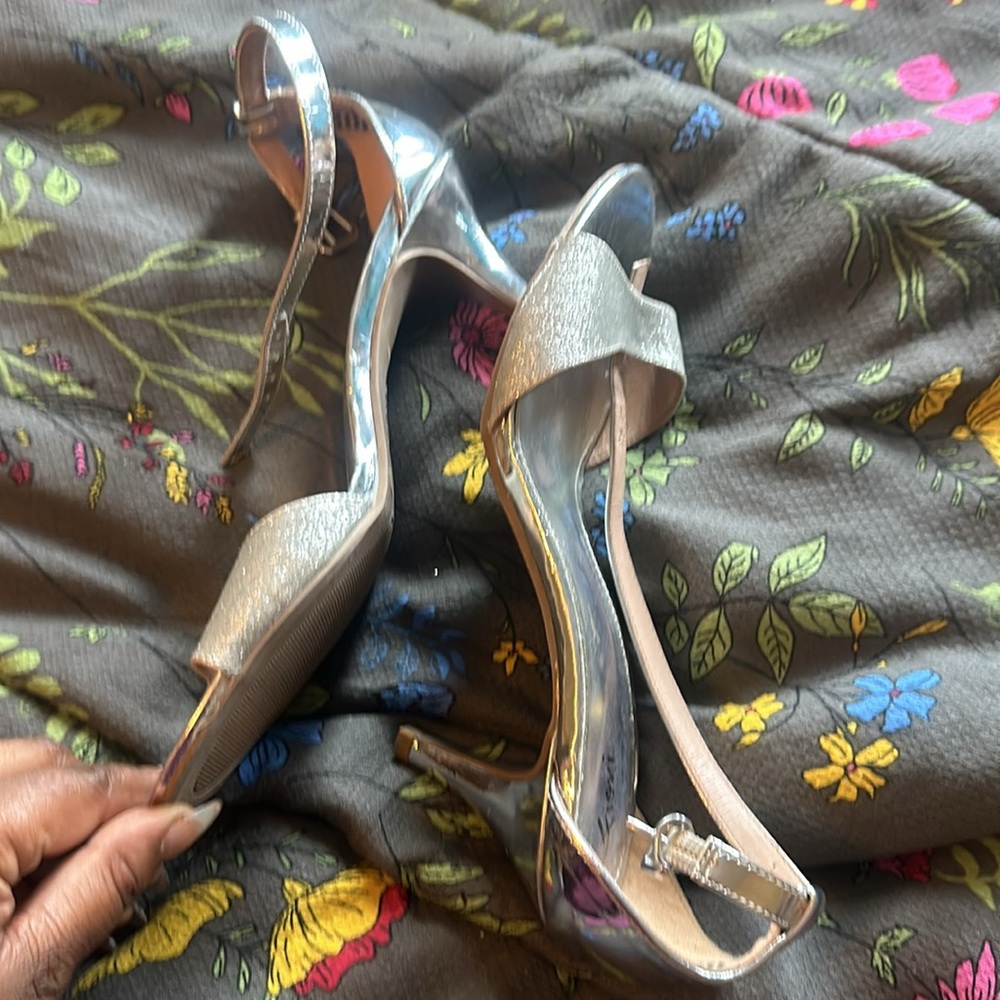 Silver Heels - Picture 2 of 4
